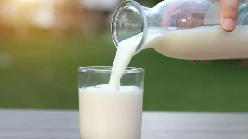 Uống sữa có nổi mụn không ?