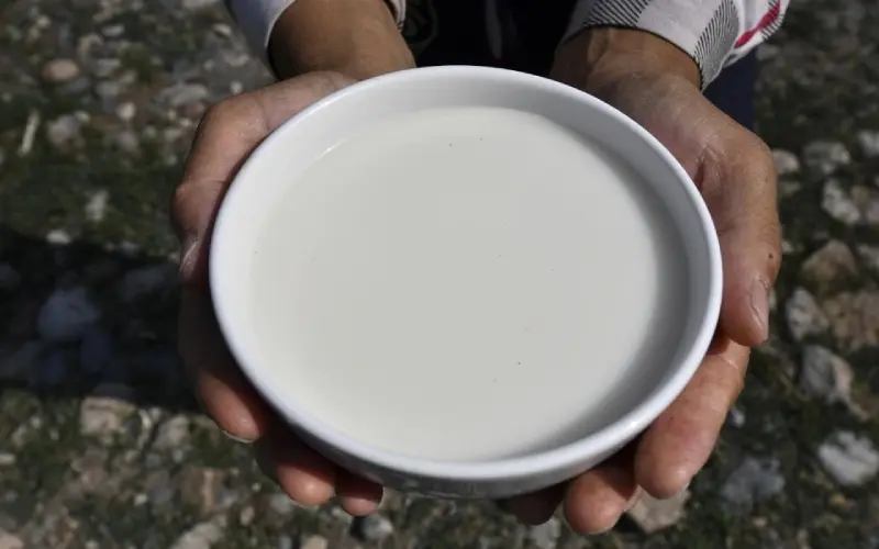 Uống sữa bị nổi mụn phải làm sao?