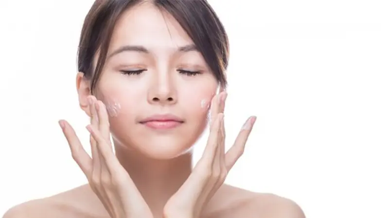 Dùng sữa rửa mặt