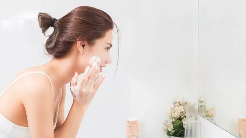Rửa mặt vào mỗi buổi sáng