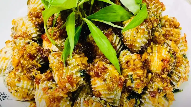 Lấy rây lọc nước cốt me