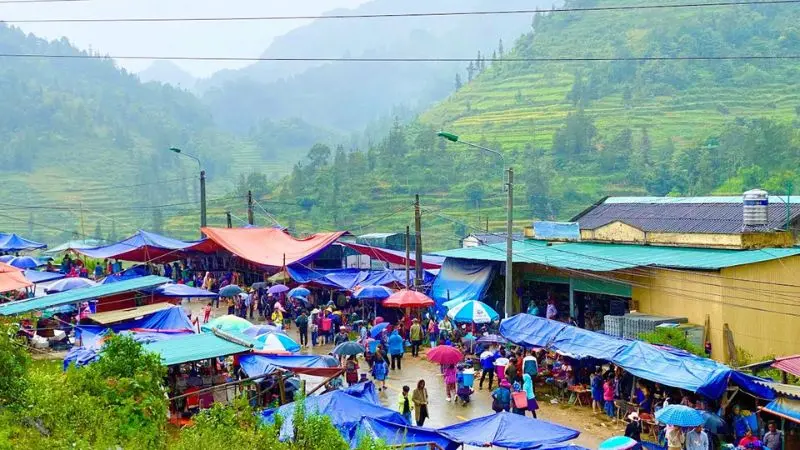 Scenery of Muong Hum market