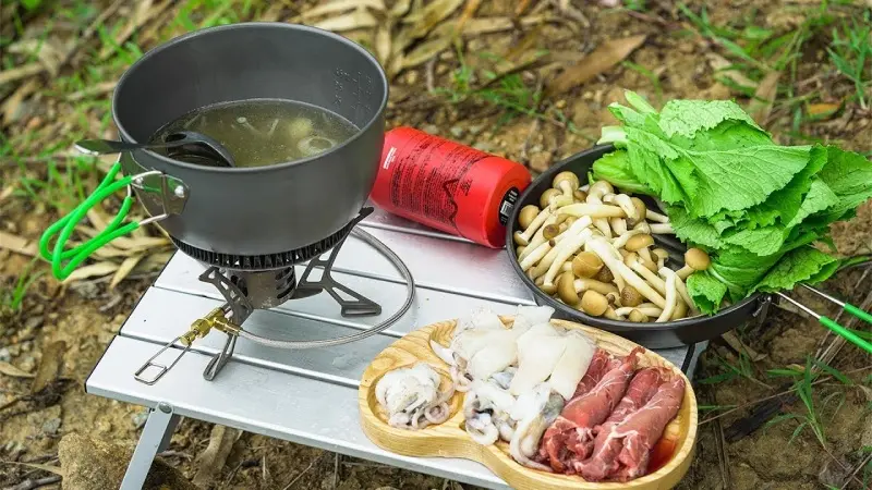 Mang theo dụng cụ nấu ăn đơn giản