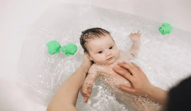 Cách sơ cứu trẻ sơ sinh bị sặc nước khi tắm nhanh chóng