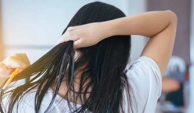 Vì sao không nên ngủ khi tóc ướt? Những tác hại cần biết