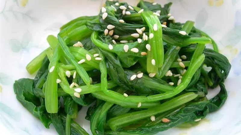 Thịt heo rửa sạch, ngâm muối khoảng 5 phút rồi đem ra băm nhuyễn