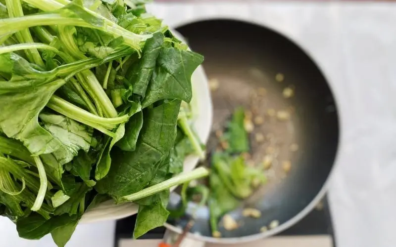 Canh cải bó xôi thanh mát, giòn giòn