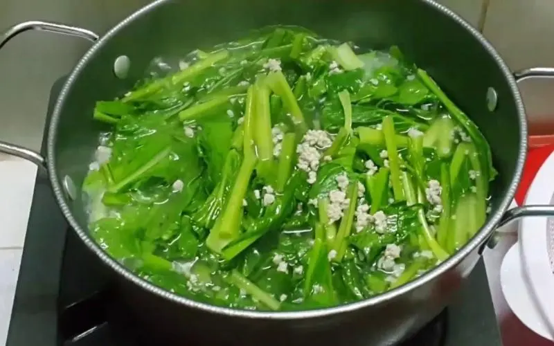 Cháo cá hồi cải bó xôi