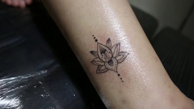Hình xăm vòng hoa ở chân vô cùng đẹp và tinh tế.