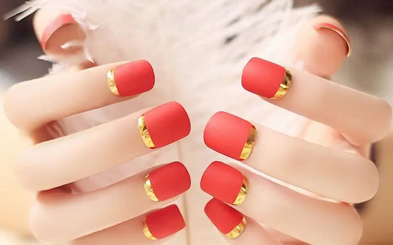 Mẫu nail màu đỏ kẻ sọc