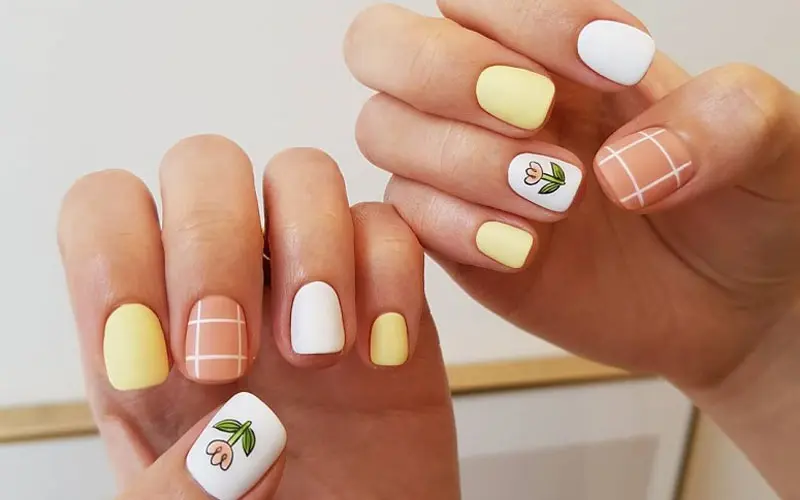 Mẫu nail đính đá sang chảnh
