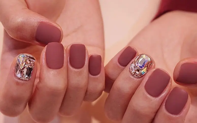 Mẫu nail đính đá kiểu Pháp trang nhã