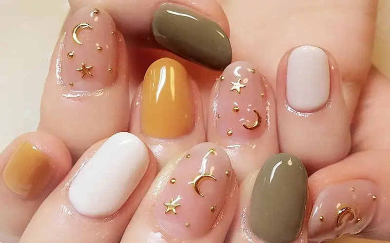 Mẫu nail đính đá họa tiết đơn giản