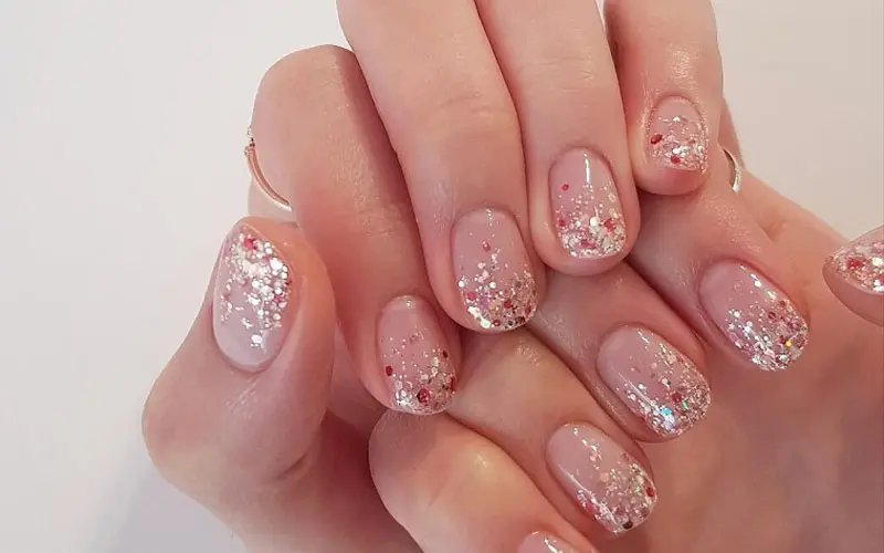 Mẫu nail đính đá màu nude thanh lịch