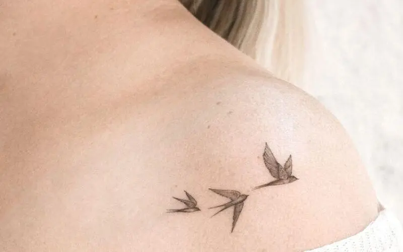 Hình xăm hoa và chữ forever, biểu tượng cho vẻ đẹp trường tồn của người con gái