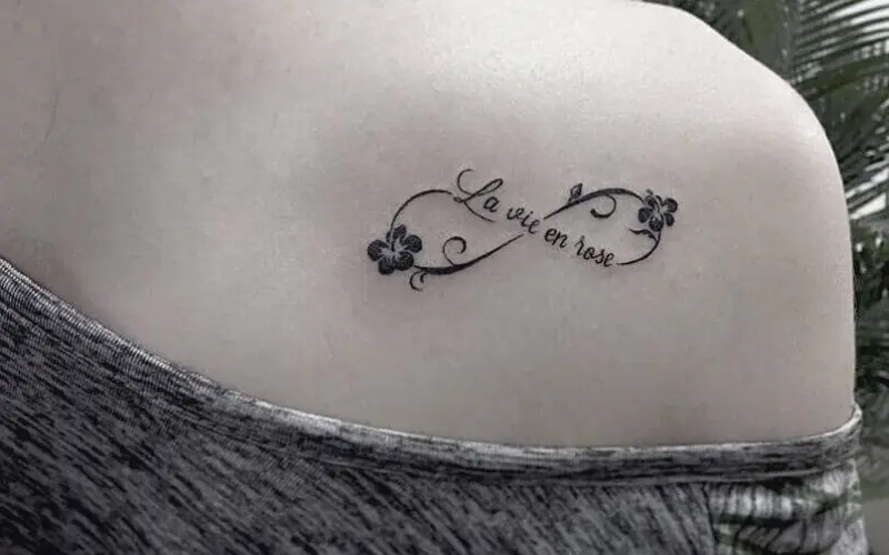 Hình xăm chữ Love yourself first - lời nhắc nhở phải luôn yêu thương bản th-n mình