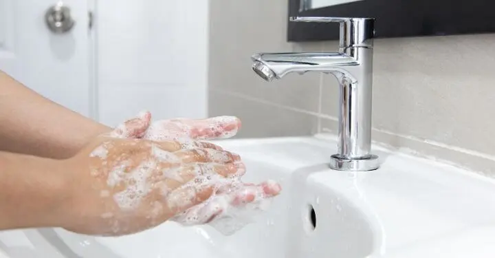 Rửa tay trước khi sử dụng băng vệ sinh 