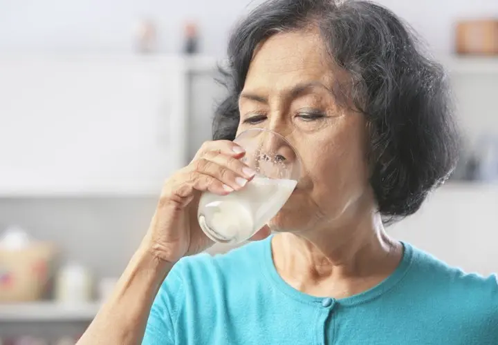 Sử dụng 2 ly sữa Ensure 230 ml mỗi ngày để bổ sung đầy đủ dưỡng chất