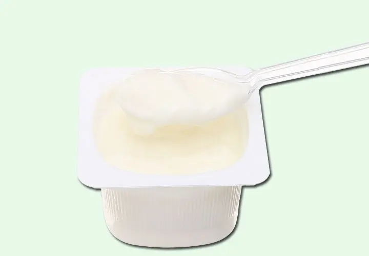 Kiểm tra chất lượng sữa chua Vinamilk bằng cách sử dụng thìa