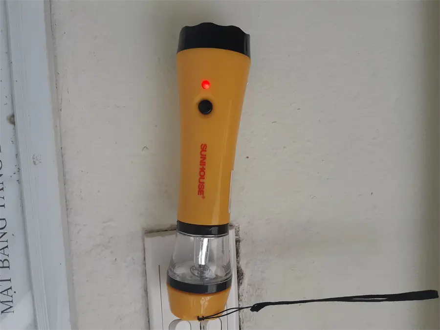 hách hàng review Đèn pin sạc đa năng Sunhouse SHE-9059LA-3L 6