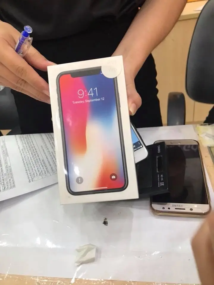 Khách hàng review Điện thoại iPhone X 64GB 4