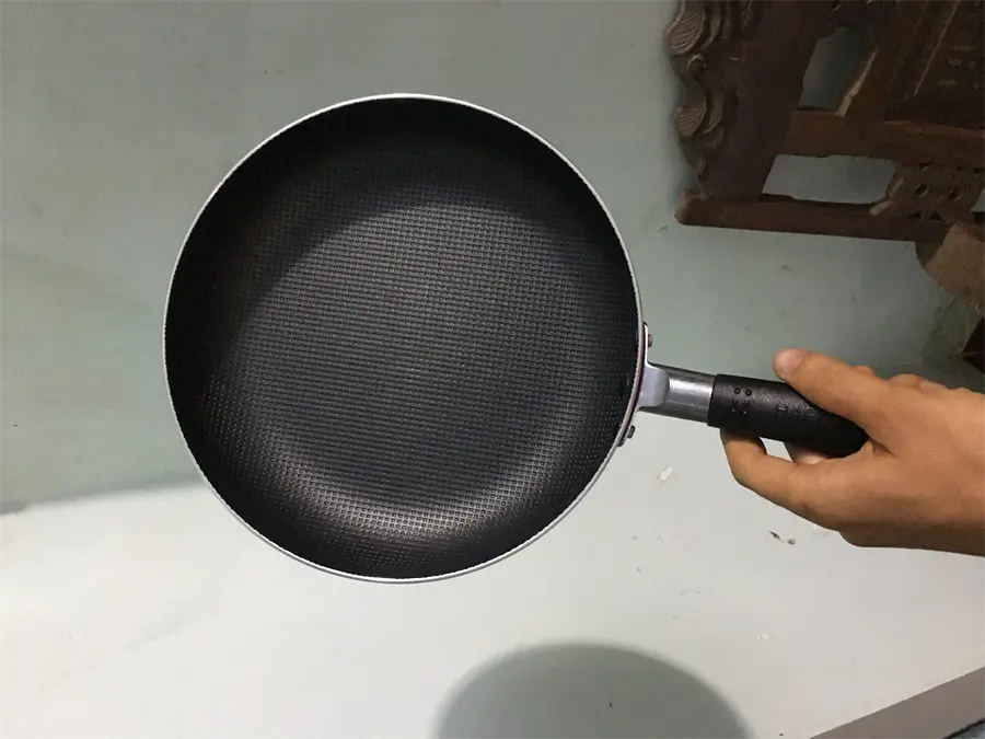 Khách hàng review Chảo nhôm chống dính 24 cm Happycook NSF24CRL 3