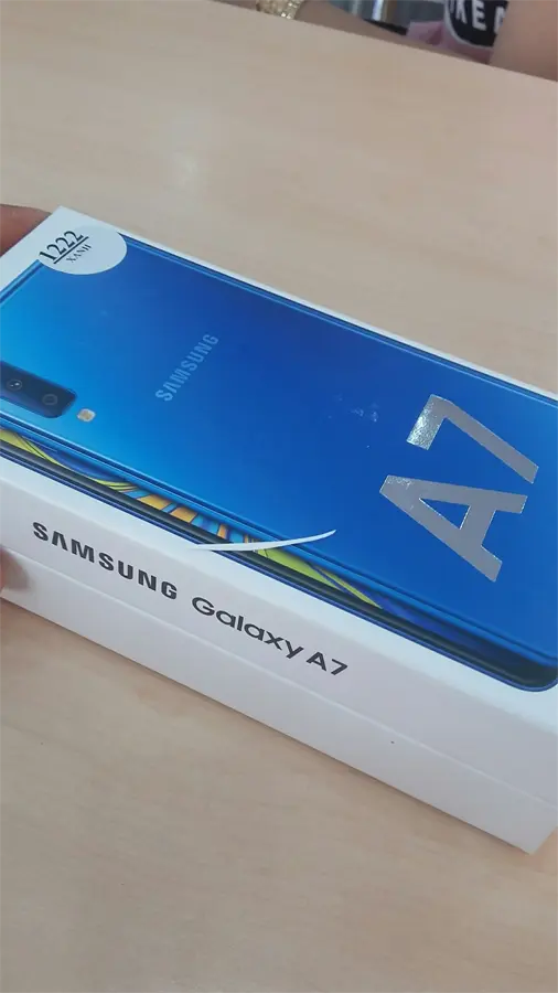 Khách hàng review Điện thoại Samsung Galaxy A7 (2018) 10