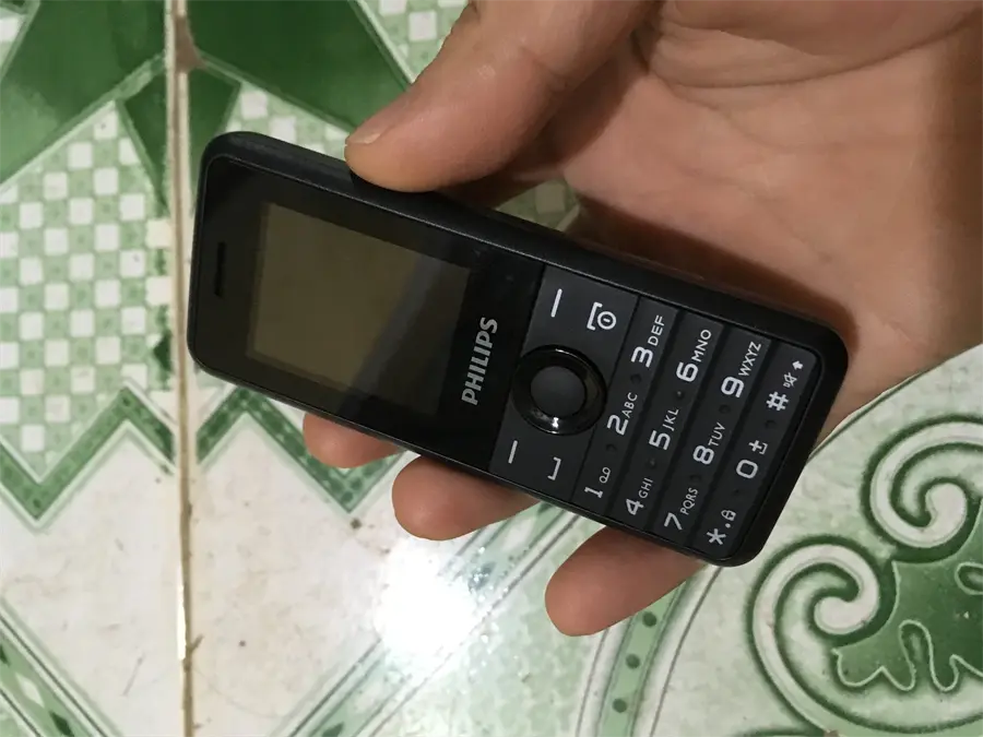 Khách hàng review Điện thoại Philips E103 2