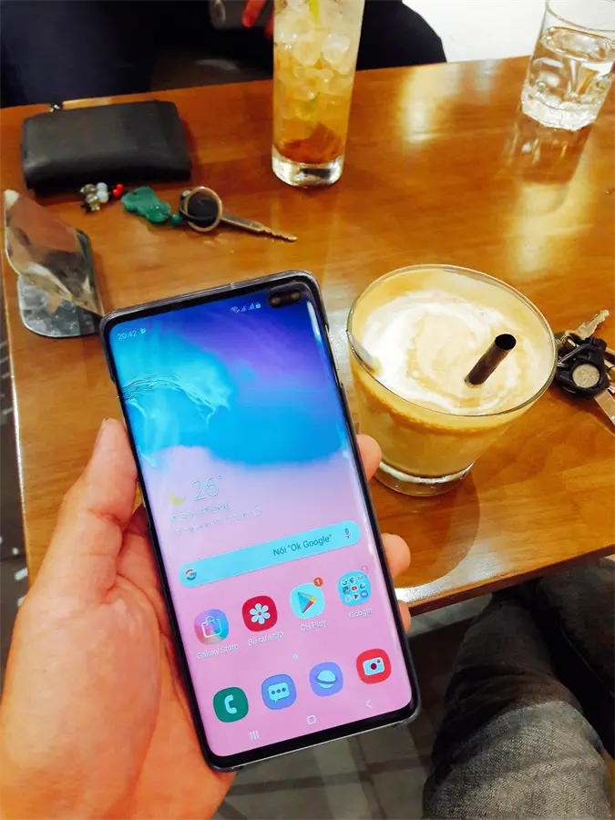 Khách hàng review Điện thoại Samsung Galaxy S10  4