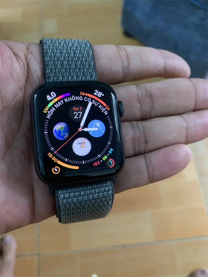 Khách hàng review Apple Watch S4 GPS 44mm viền nhôm dây cao su 2