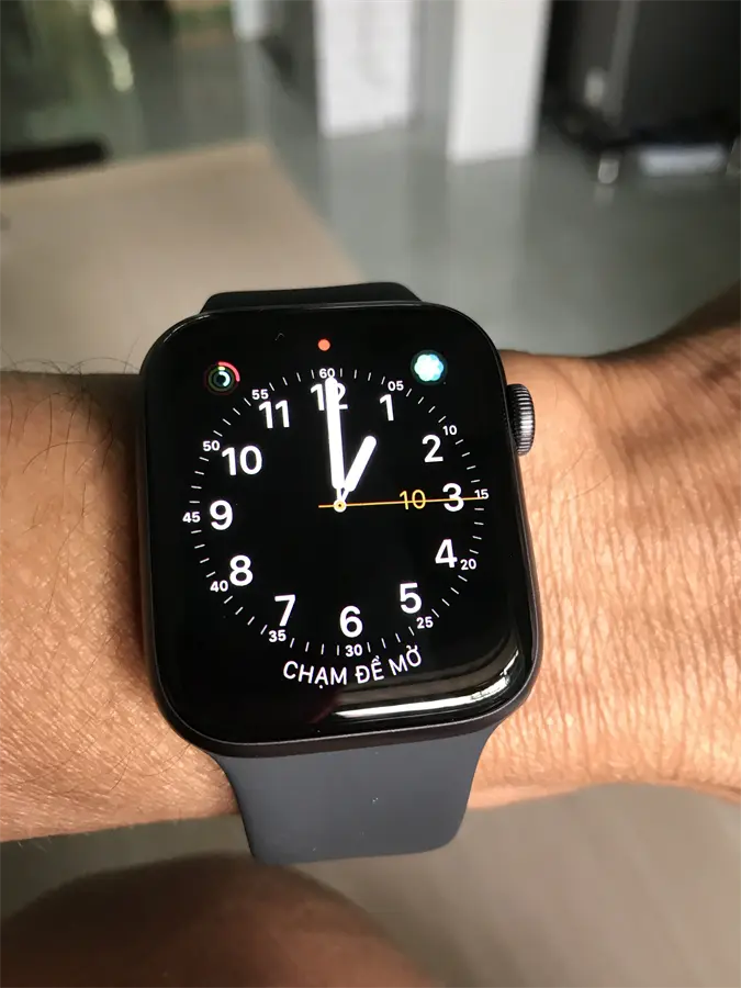 Khách hàng review Apple Watch S4 GPS 44mm viền nhôm dây cao su 1
