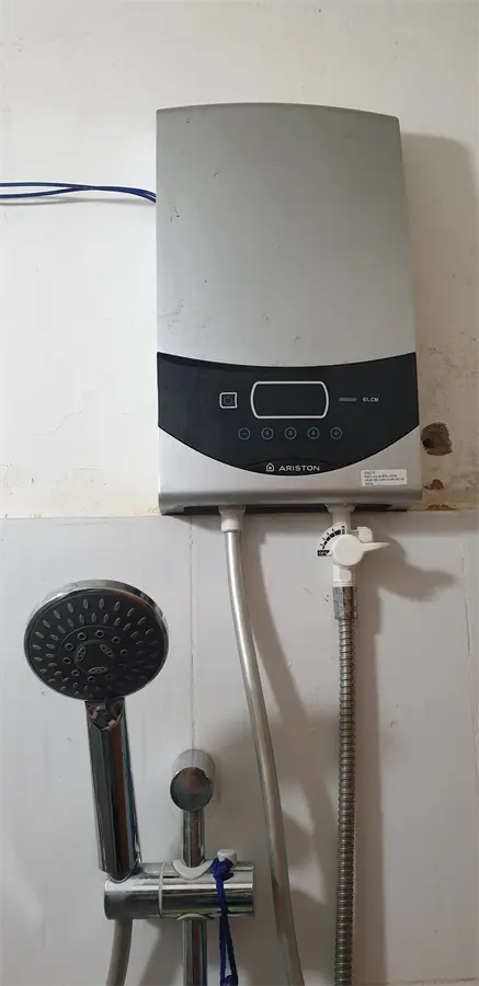 Khách hàng review Bình nóng lạnh trực tiếp Ariston 4500W ST45PE-VN 1