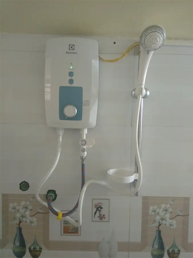 Khách hàng review Máy nước nóng trực tiếp Electrolux 4500W EWE451GX-DWB 21