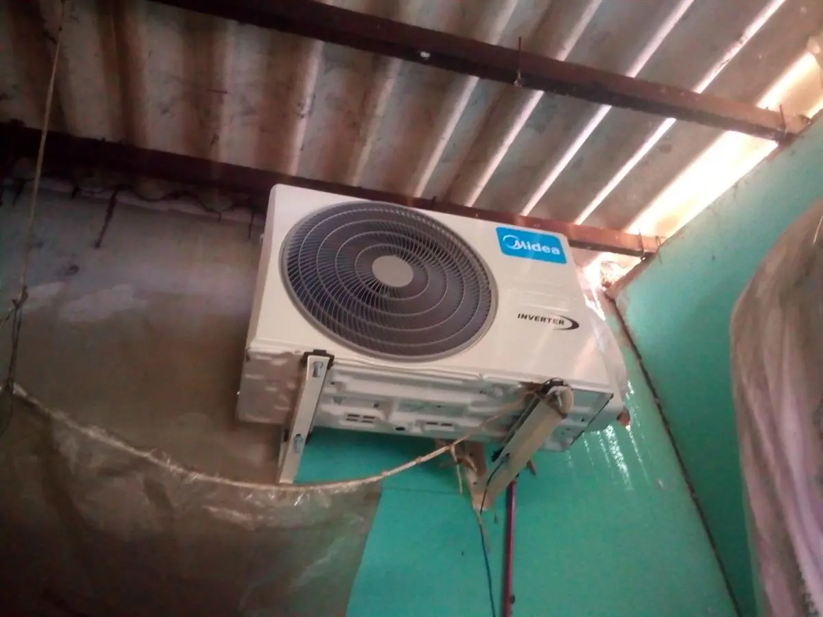 Khách hàng review Điều hòa Midea Inverter 9000 BTU MSAFA-10CRDN8 91