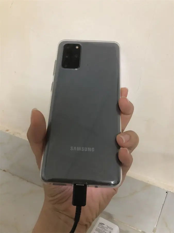 Khách hàng review Điện thoại Samsung Galaxy S20  4