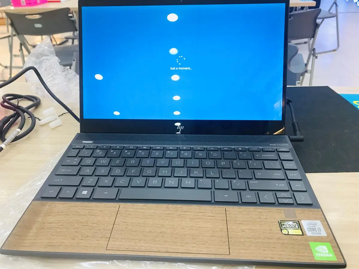 Khách hàng review Laptop HP Envy 13 aq1057TX i7 10510U/8GB/512GB/2GB MX250/Win10 (8XS68PA) 1