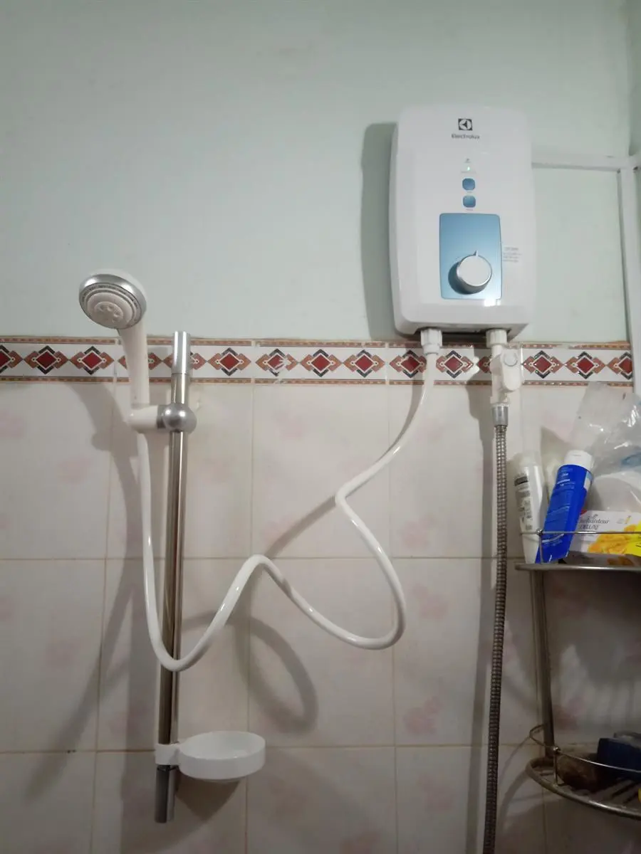 Khách hàng review Máy nước nóng trực tiếp Electrolux 4500W EWE451GX-DWB 17