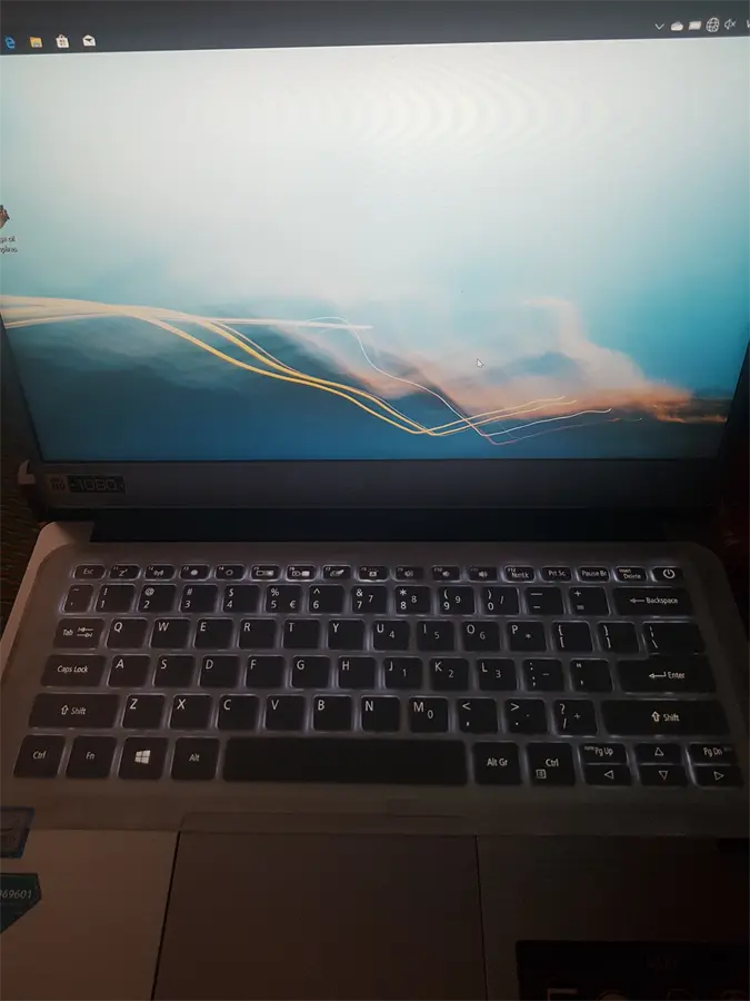 Khách hàng review Laptop Acer Swift 3 SF314 56 596E i5 8265U/4GB/256GB/Win10 (NX.H4CSV.006) 1