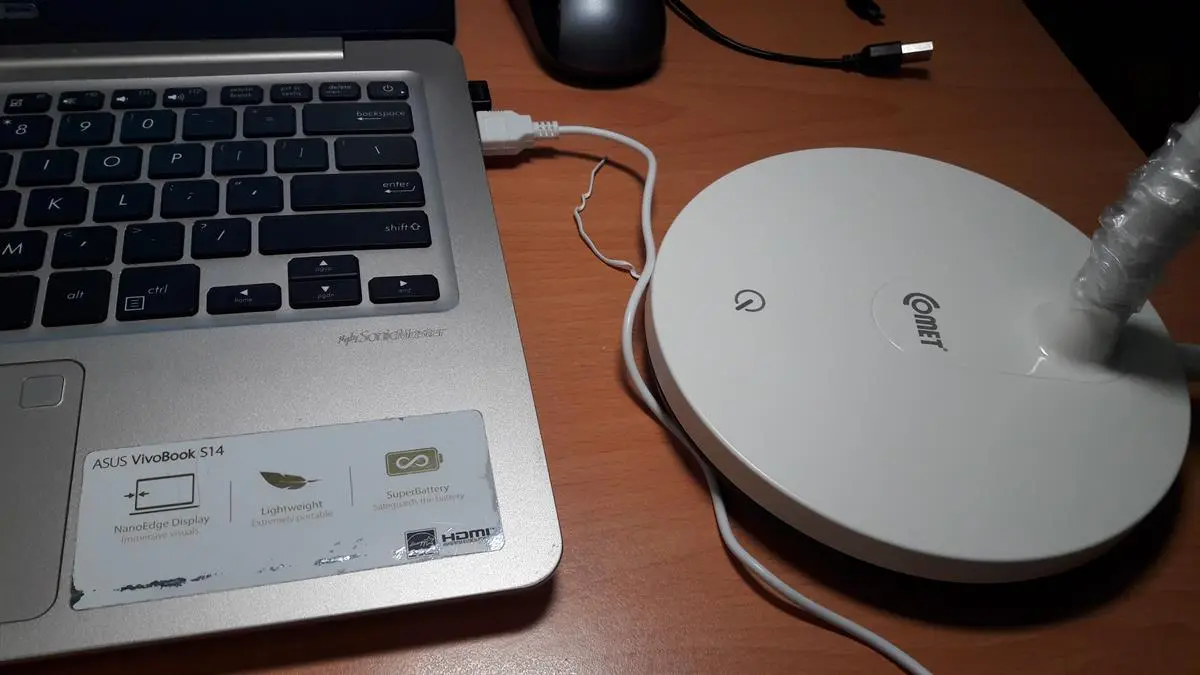 Khách hàng review Đèn bàn sạc Comet CT175 3