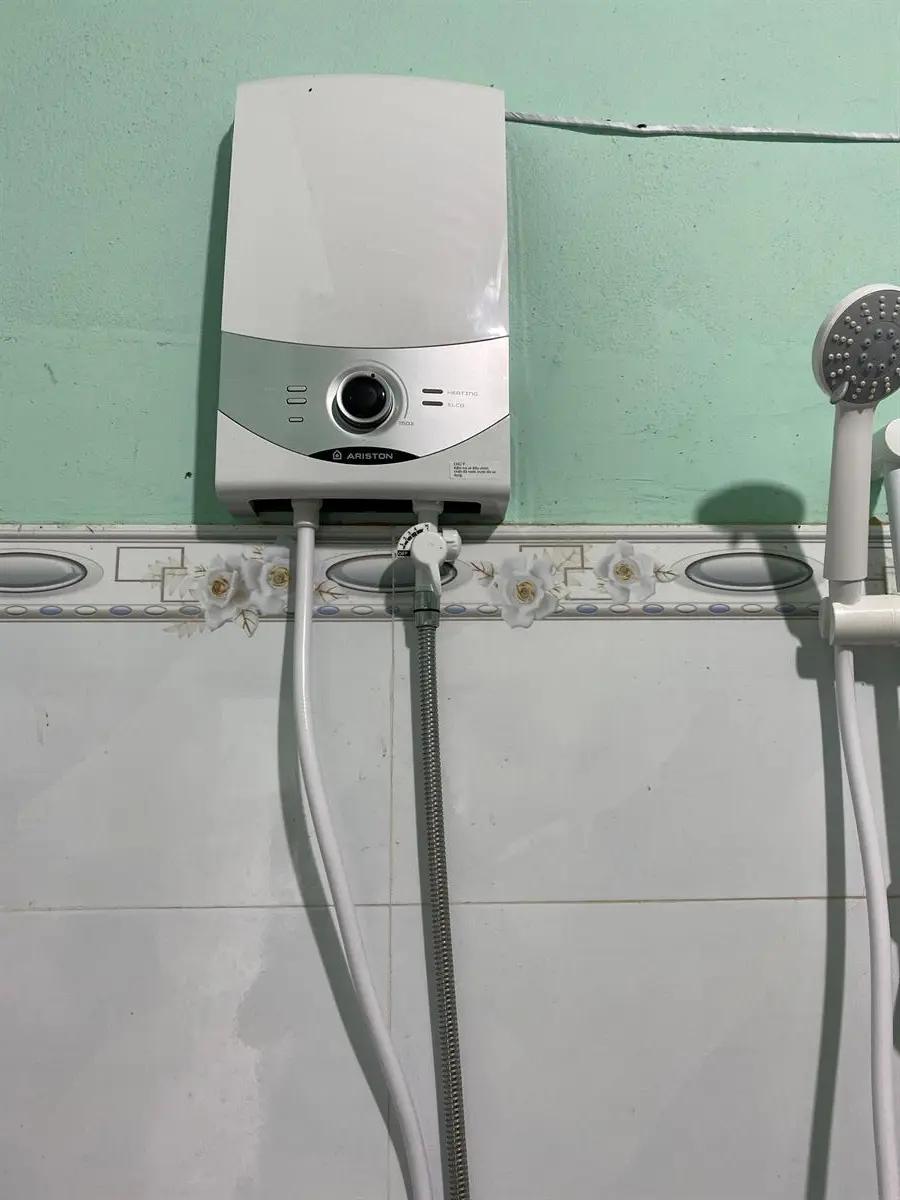Khách hàng review Máy nước nóng trực tiếp Ariston 4500W Aures SM45PE SBS VN 27