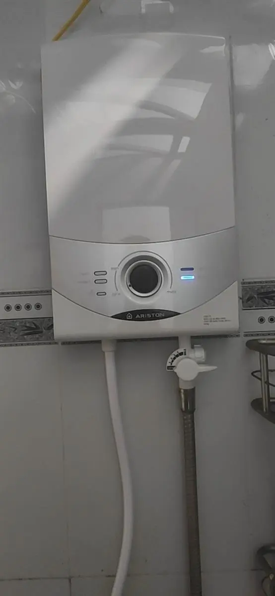 Khách hàng review Máy nước nóng trực tiếp Ariston 4500W Aures SM45PE SBS VN 25