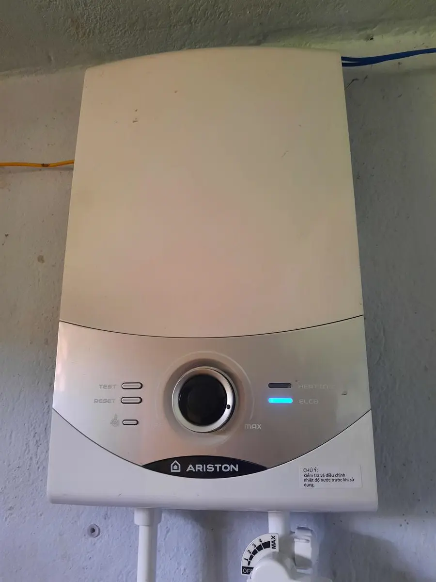 Khách hàng review Máy nước nóng trực tiếp Ariston 4500W Aures SM45PE SBS VN 24