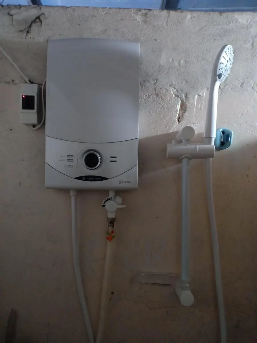 Khách hàng review Máy nước nóng trực tiếp Ariston 4500W Aures SM45PE SBS VN 22