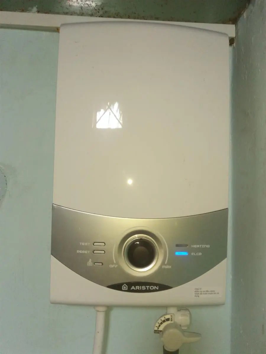 Khách hàng review Máy nước nóng trực tiếp Ariston 4500W Aures SM45PE SBS VN 21