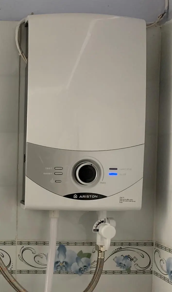 Khách hàng review Máy nước nóng trực tiếp Ariston 4500W Aures SM45PE SBS VN 20