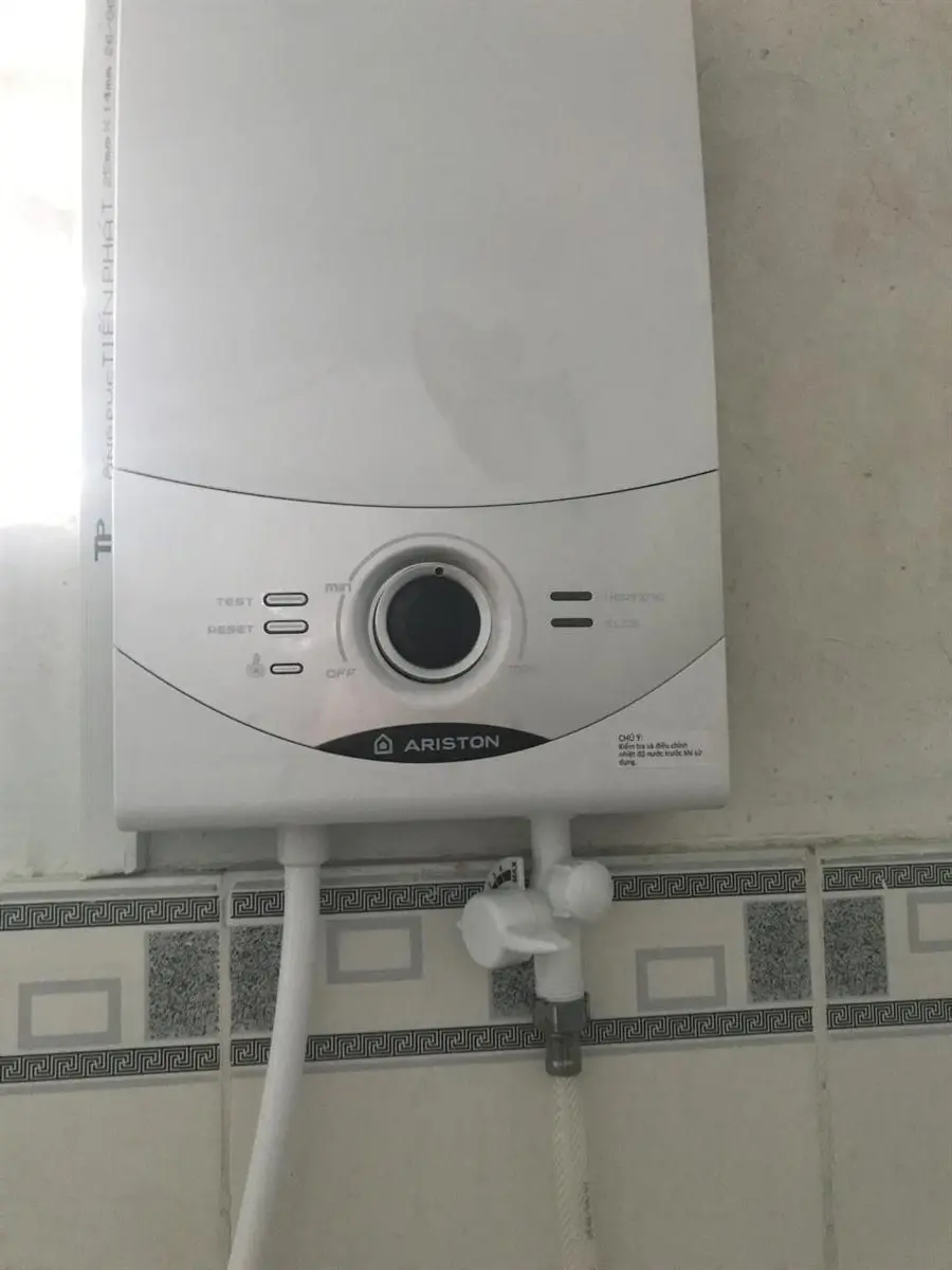 Khách hàng review Máy nước nóng trực tiếp Ariston 4500W Aures SM45PE SBS VN 19