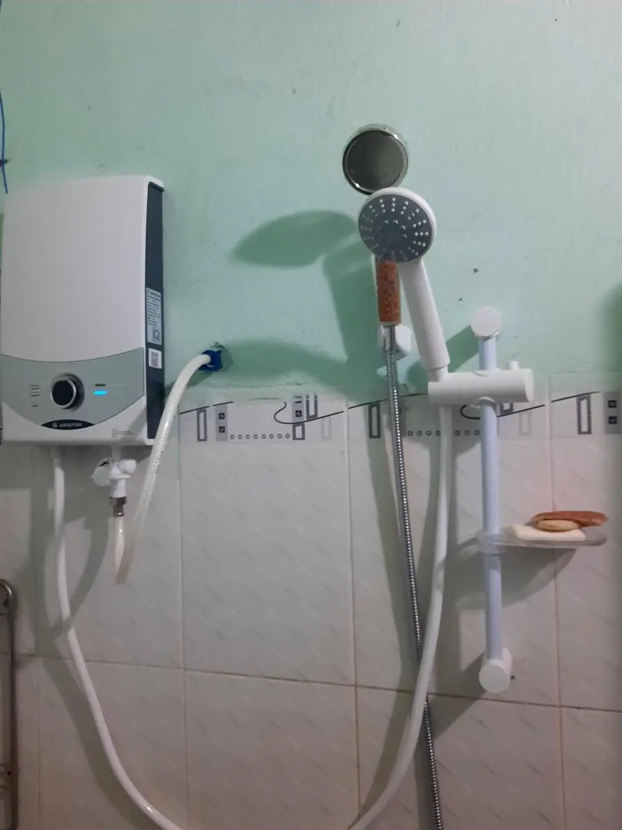Khách hàng review Máy nước nóng trực tiếp Ariston 4500W Aures SM45PE SBS VN 18