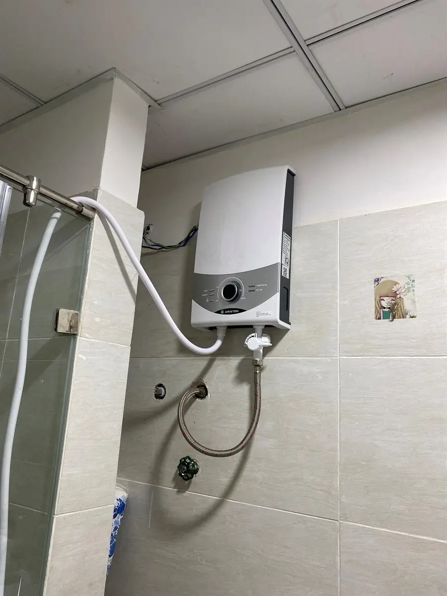 Khách hàng review Máy nước nóng trực tiếp Ariston 4500W Aures SM45PE SBS VN 17