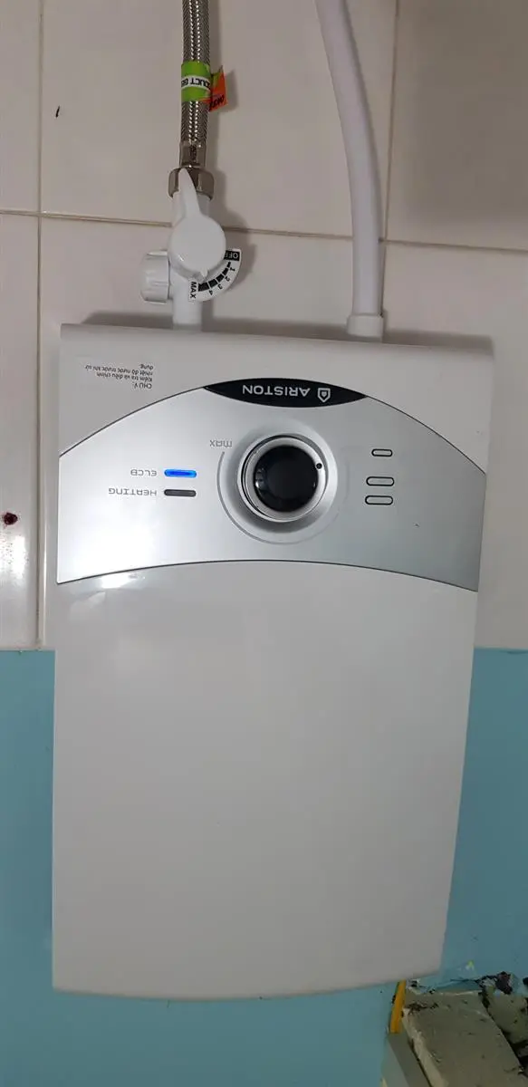 Khách hàng review Máy nước nóng trực tiếp Ariston 4500W Aures SM45PE SBS VN 16