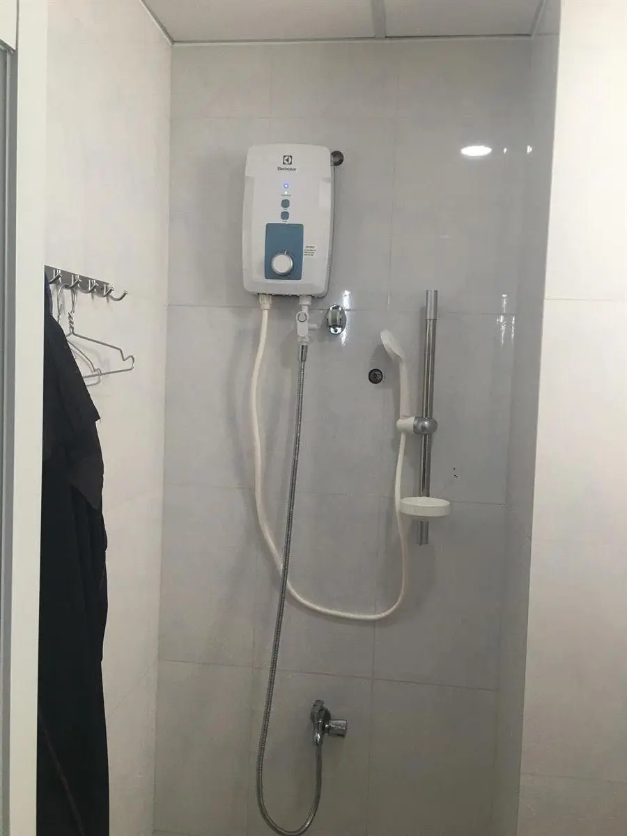 Khách hàng review Máy nước nóng trực tiếp Electrolux 4500W EWE451GX-DWB 16